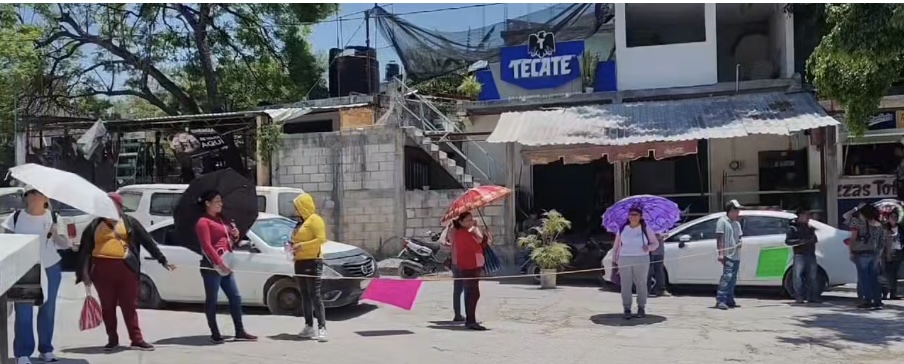 Padres de familia bloquearon acceso a Chilapa; exigen la asignación de un maestro