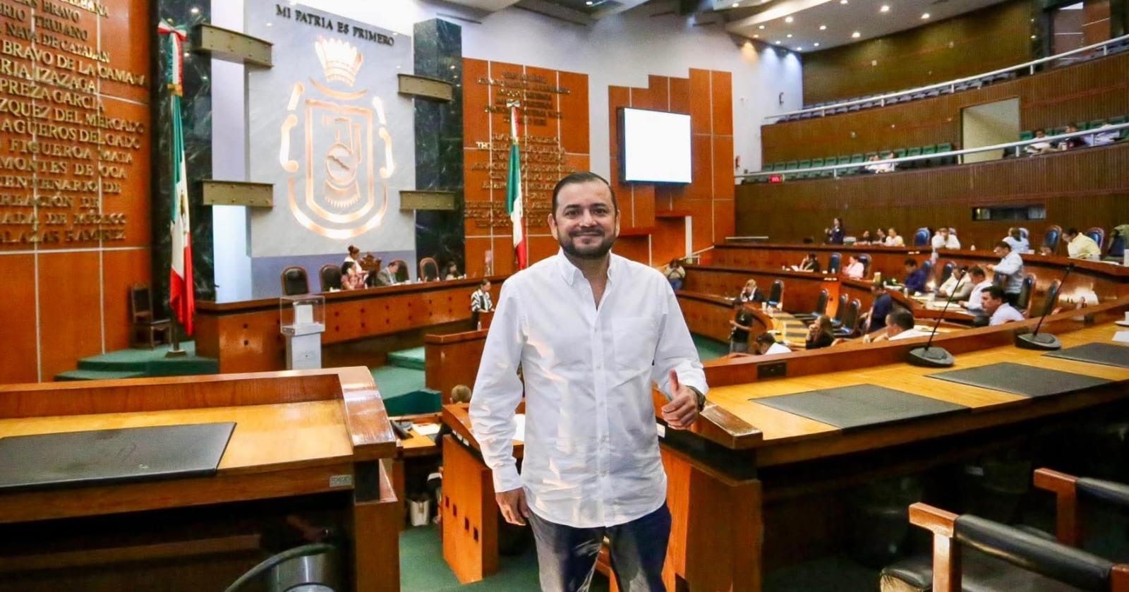 Jesús Uriostegui liderazgo de respeto en el pleno del recinto legislativo