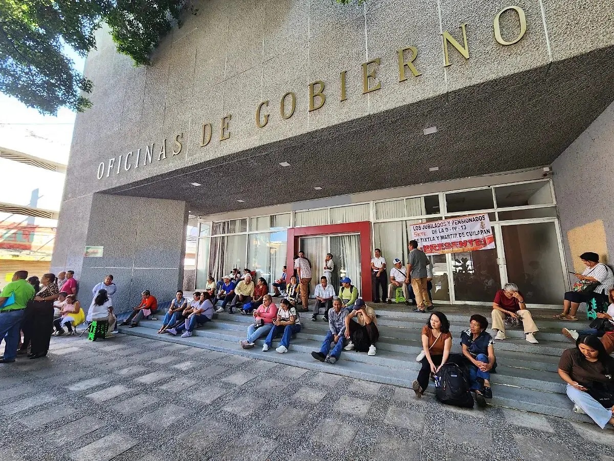 Por segundo día jubilados del SNTE mantienen tomado el edificio Juan Álvarez en Chilpancingo&nbsp;