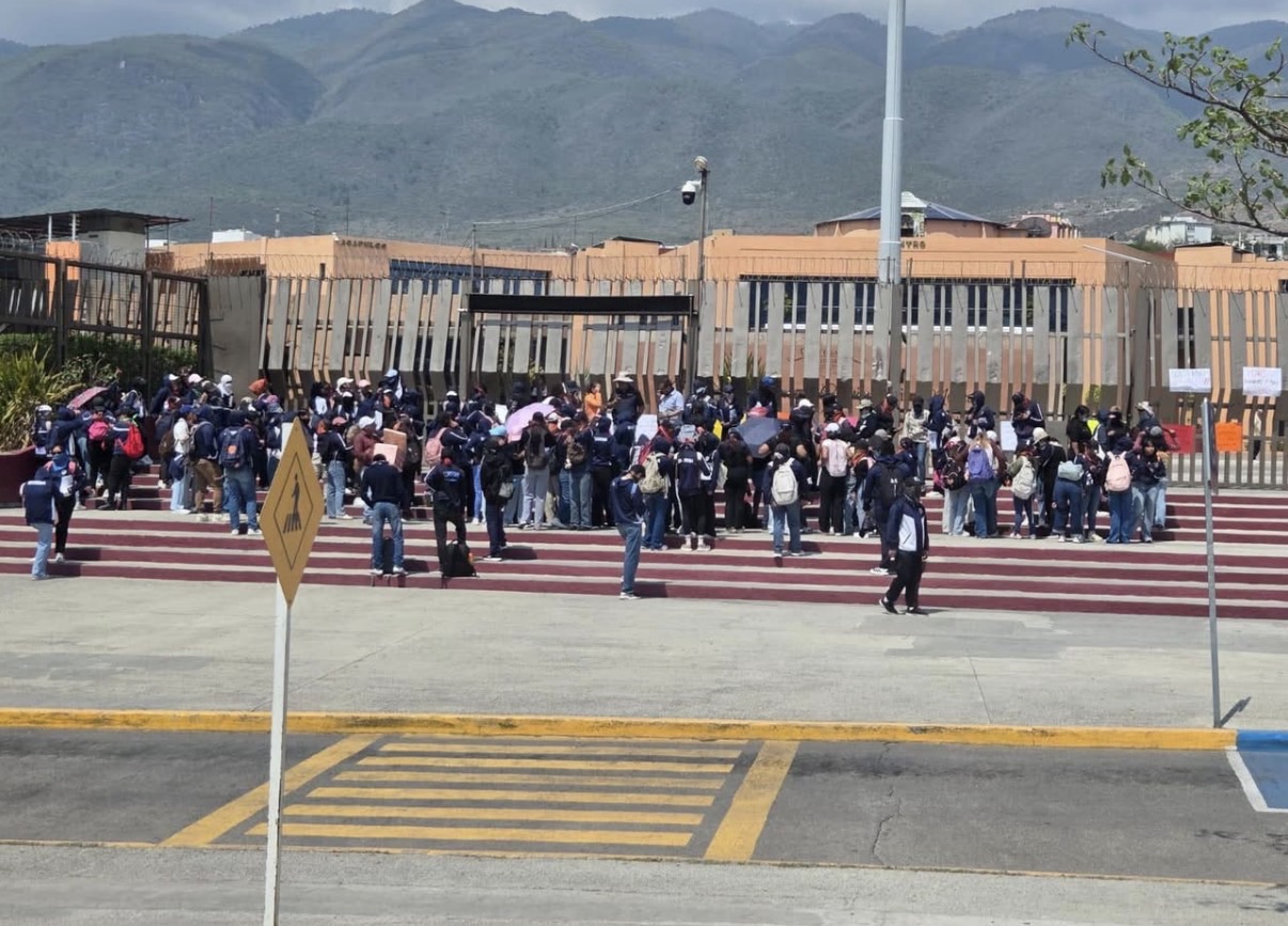 Frente Unido de Normales bloquea parcialmente la Autopista del Sol, también van a la caseta de Palo Blanco 
