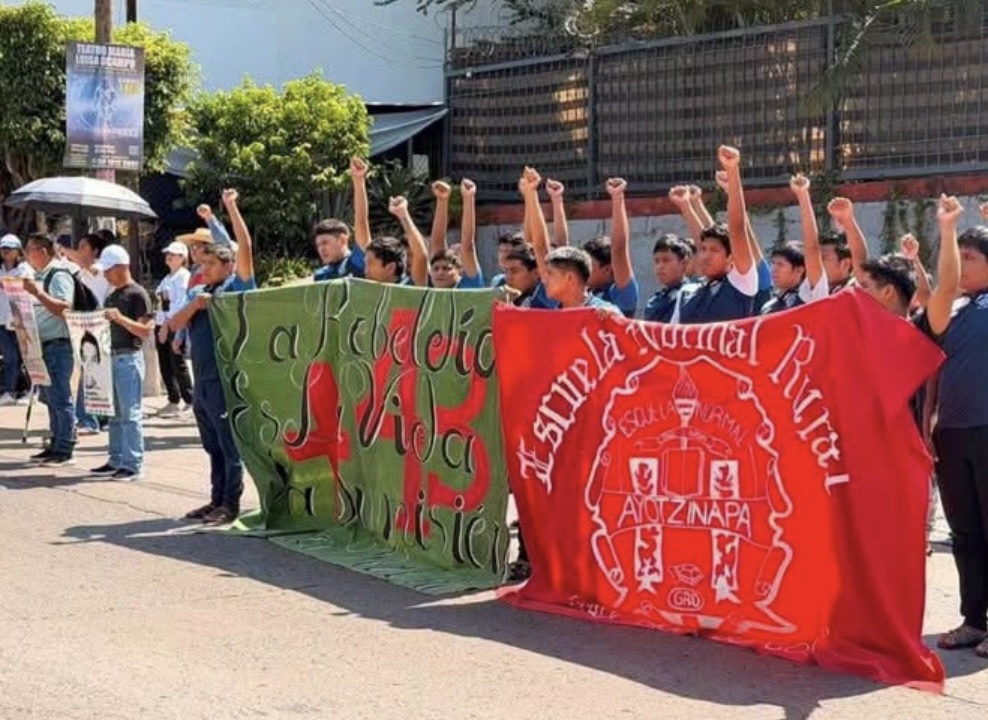  Normalistas protestan en Iguala, advierten que continuarán las movilizaciones para exigir justicia por los 43
