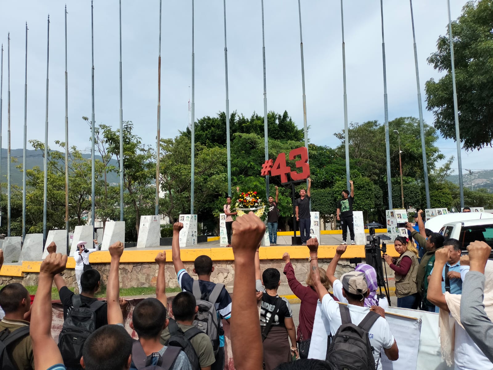 La detención de Ángel Aguirre no aporta información para dar con los normalistas, reclaman