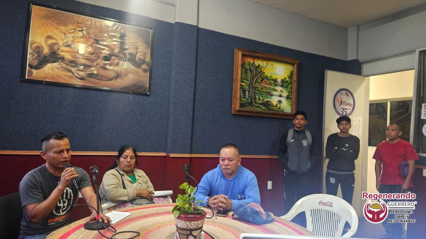 Madres y padres de los 43 recorrieron emisoras de radio en Chilpancingo