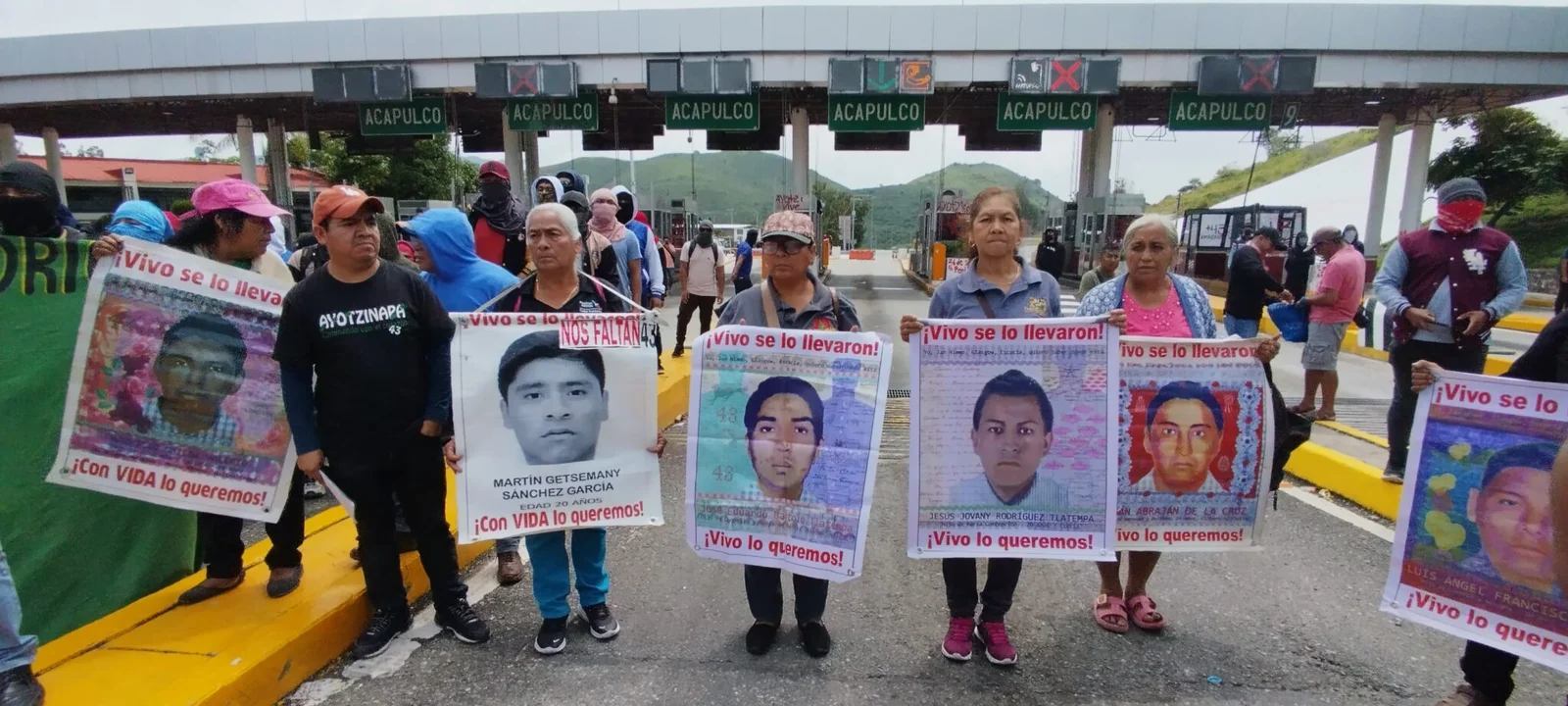 Ayotzinapa, FECSM y padres de los 43 tomaron a la caseta de Palo Blanco, en la Autopista del Sol