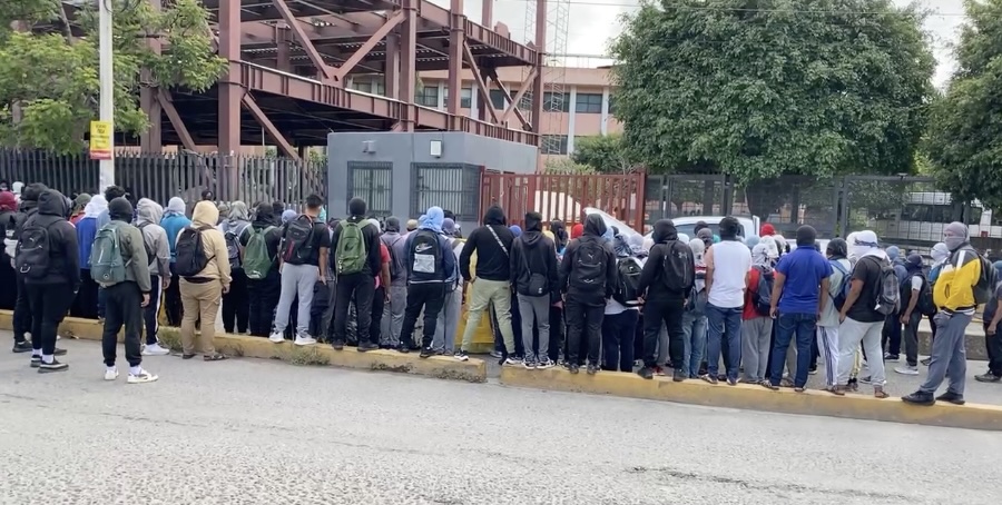 Normalistas de Ayotzinapa realizaron mitin en el Congreso local