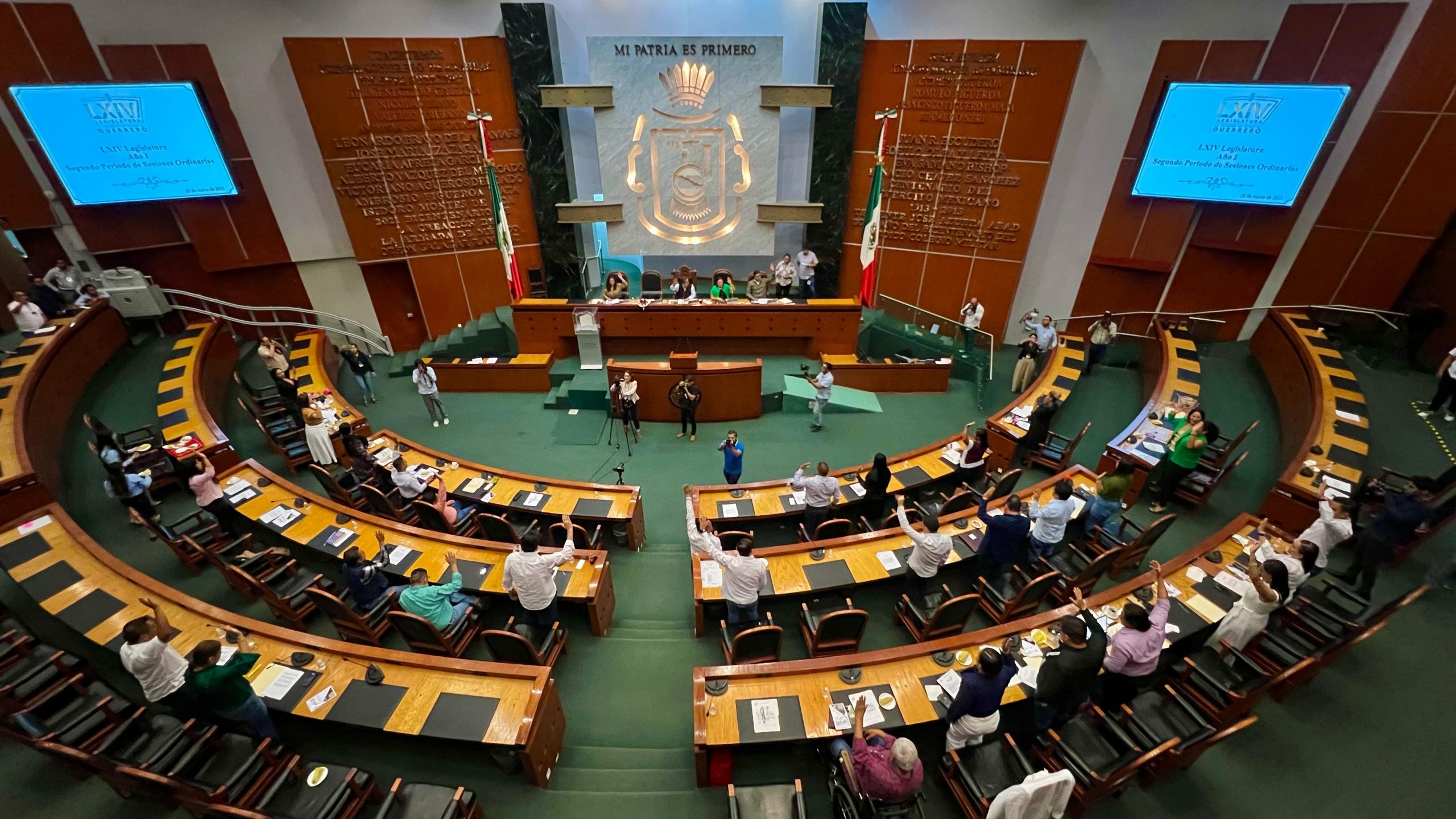 Congreso de Guerrero guarda minuto de silencio en memoria de Carlos Manzo, el alcalde asesinado de Uruapan