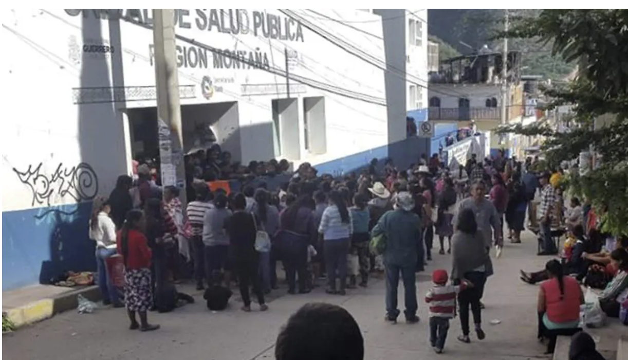 Personal médico bloquea el Centro de Salud de Tlapa