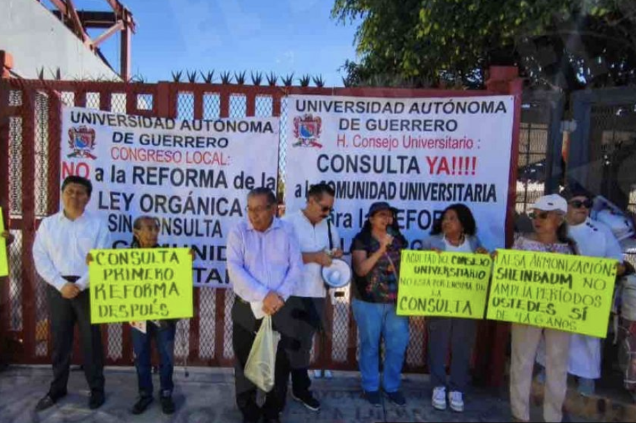 Opositores a rectoría protestan en el Congreso local