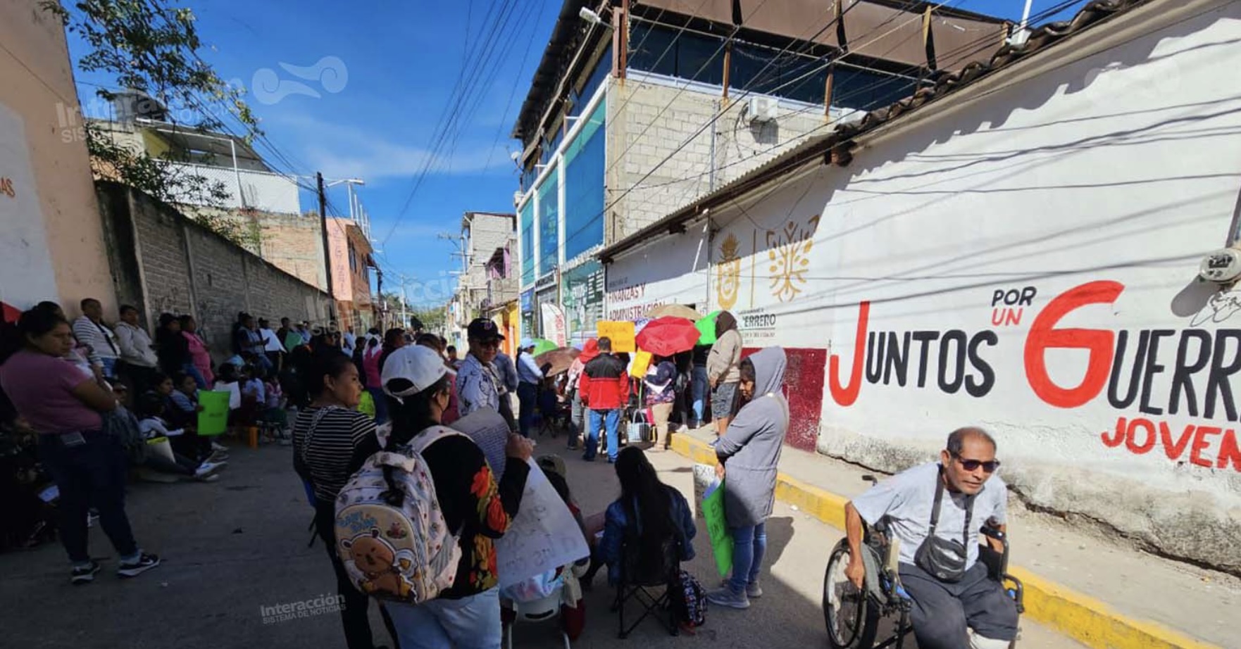 Docentes de la Primaria Luis Donaldo Colosio bloquean calles en Tlapa