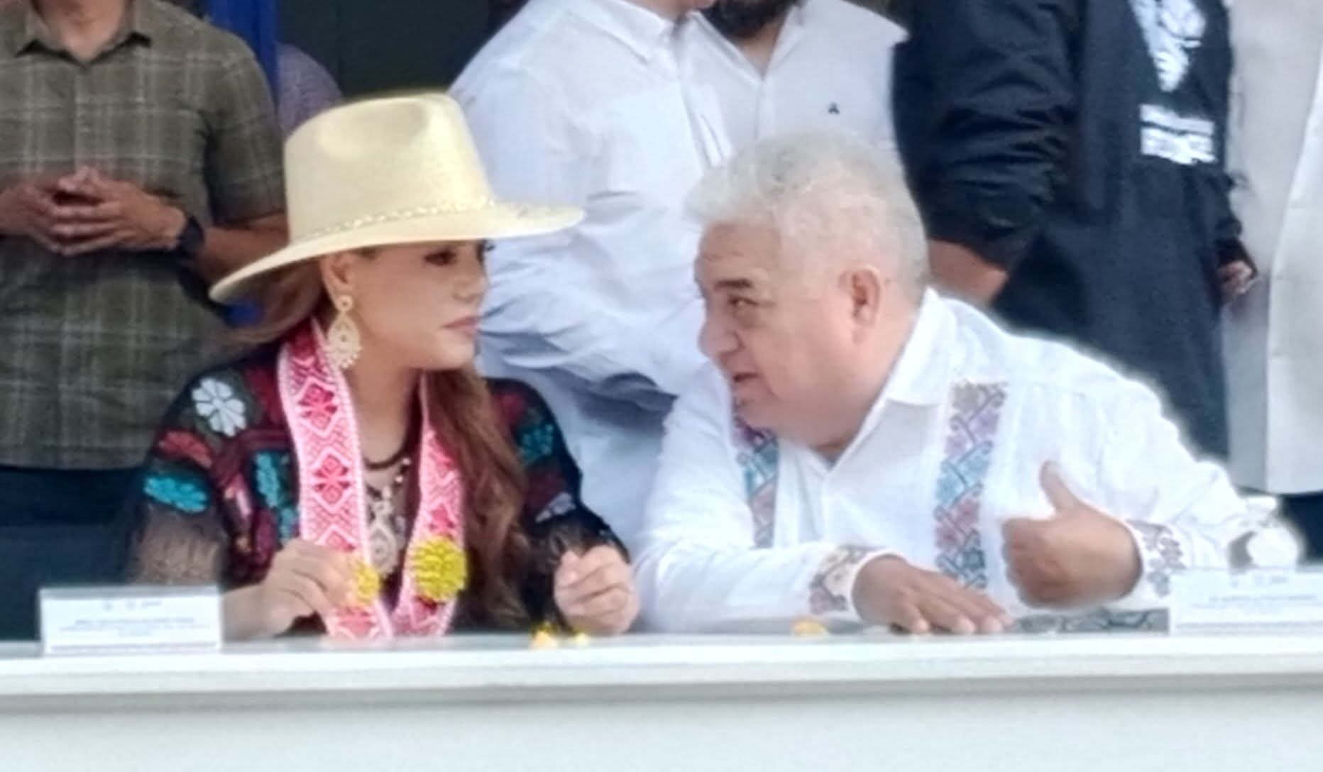 evelyn-1 Evelyn y Gustavo en sintonía de orden en el desarrollo del pendon