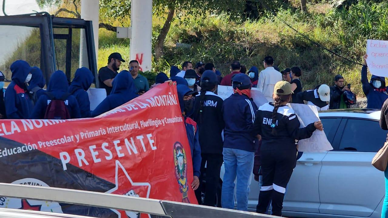 Durante dos horas, normalistas de la Montaña tomaron la caseta de Palo Blanco, en la Autopista del Sol