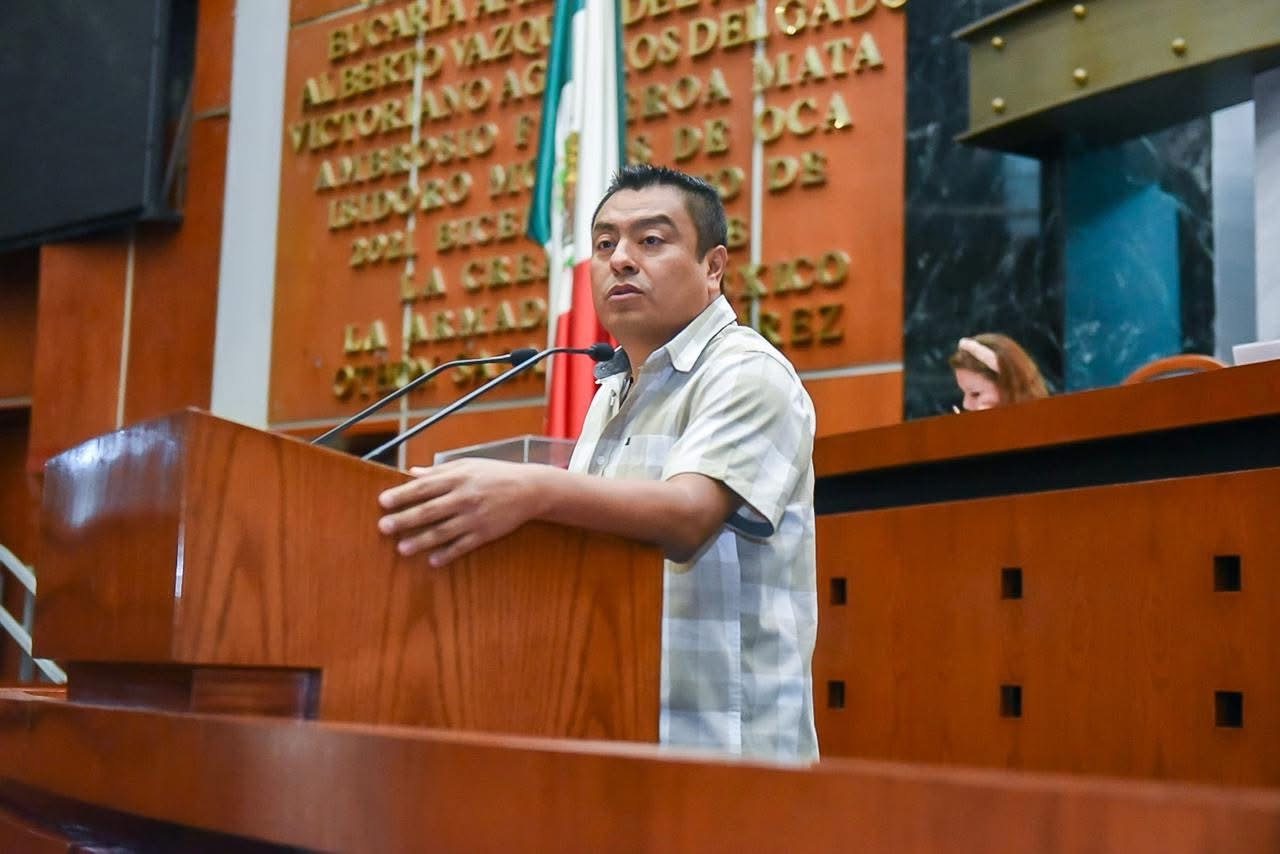 Congreso exhorta a retirar anuncios publicitarios de pasos peatonales de Chilpancingo