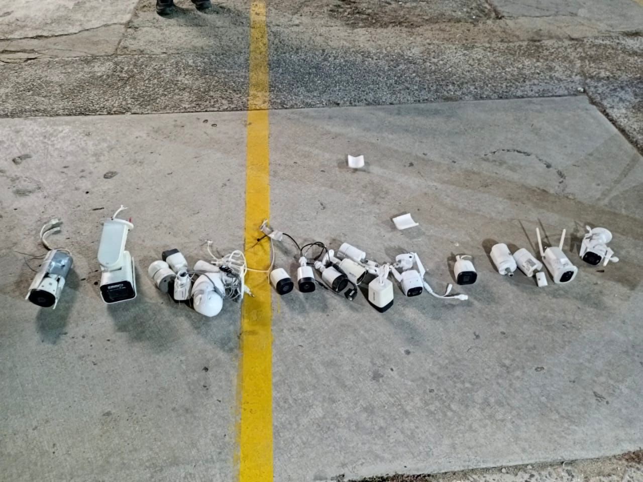 01b5cf9f-82af-4715-9870-ef7df9fafa67 Policía Estatal y Marina aseguran cámaras parásitas en Acapulco