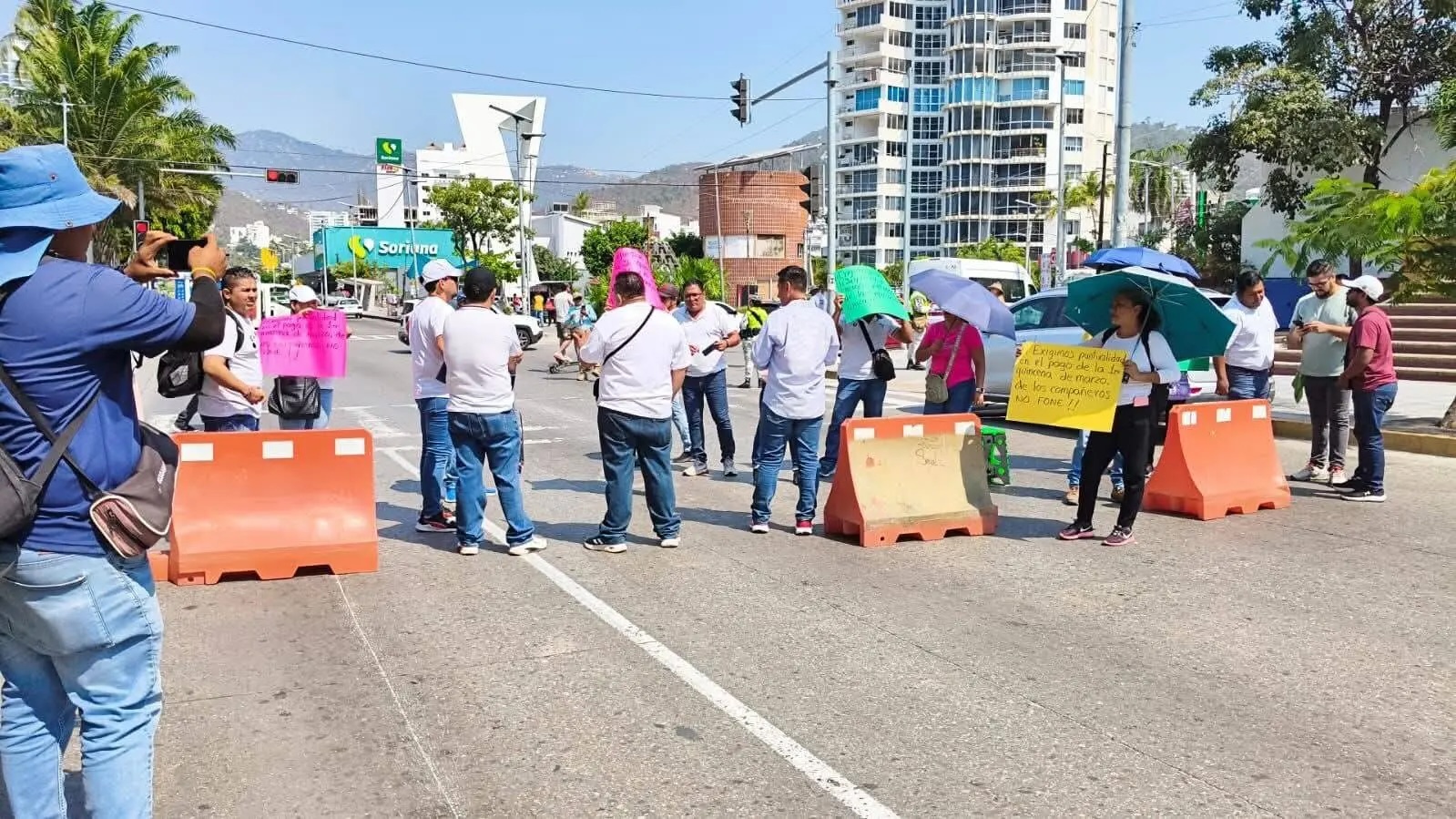 Bloquean la Costera para exigir la localización de maestra y madresñ de familia, en Acapulco