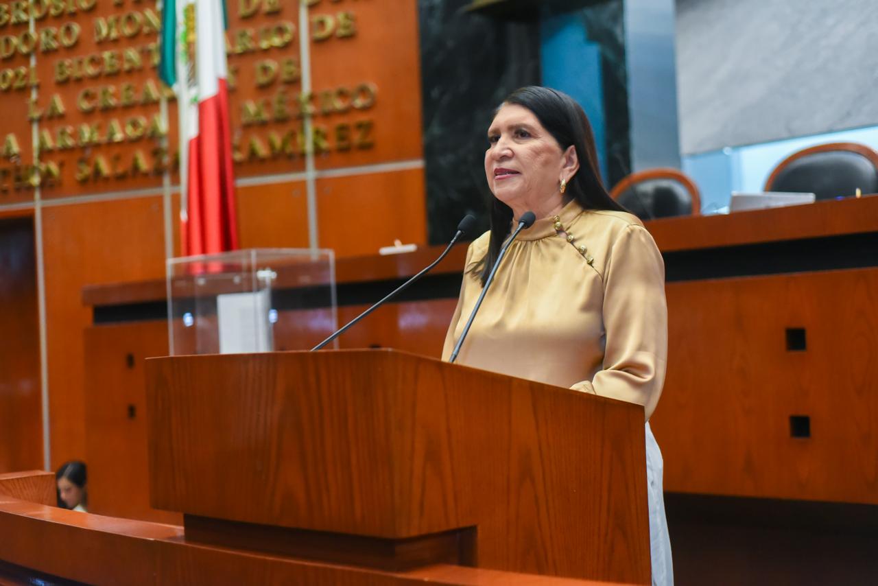La diputada Guadalupe Eguiluz vota a favor del nombramiento de la nueva fiscal electoral en Guerrero.