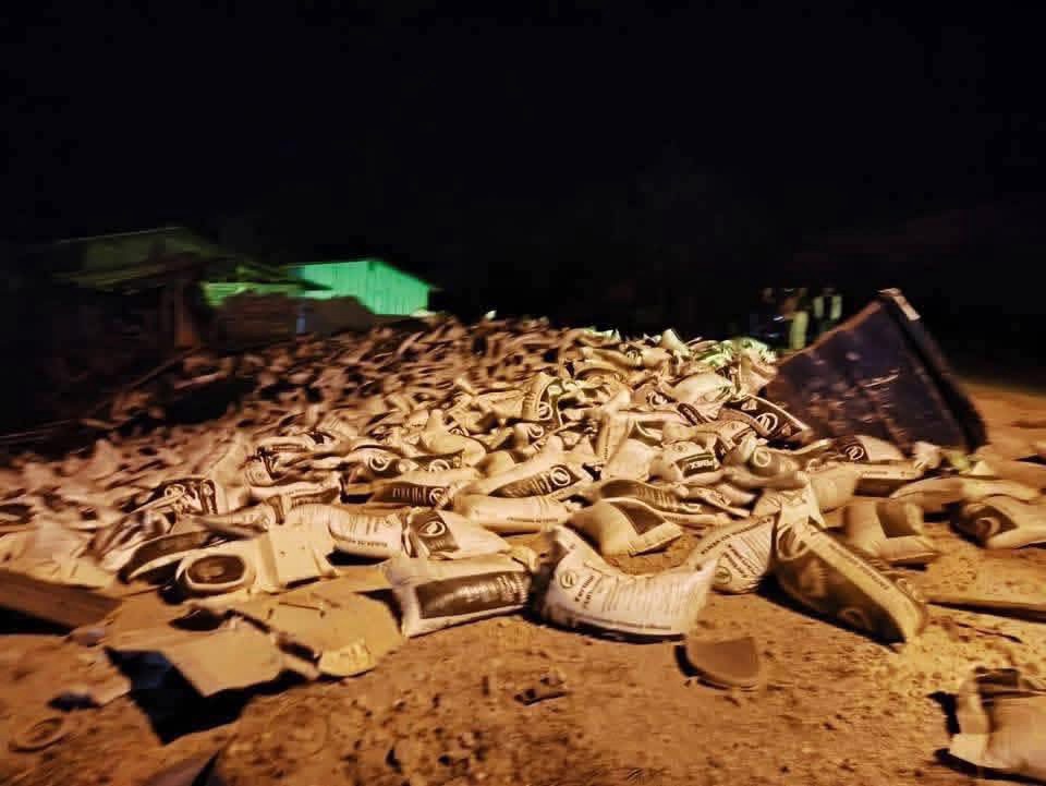 Vuelca camión con fertilizante en Acatepec tras chocar con motocicleta; hay dos lesionados