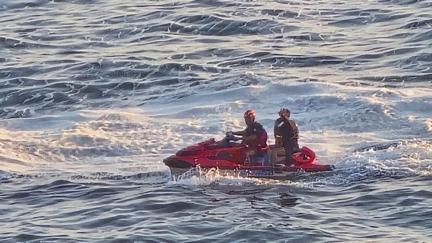 Marejada arrastra a tres pescadores en Acapulco