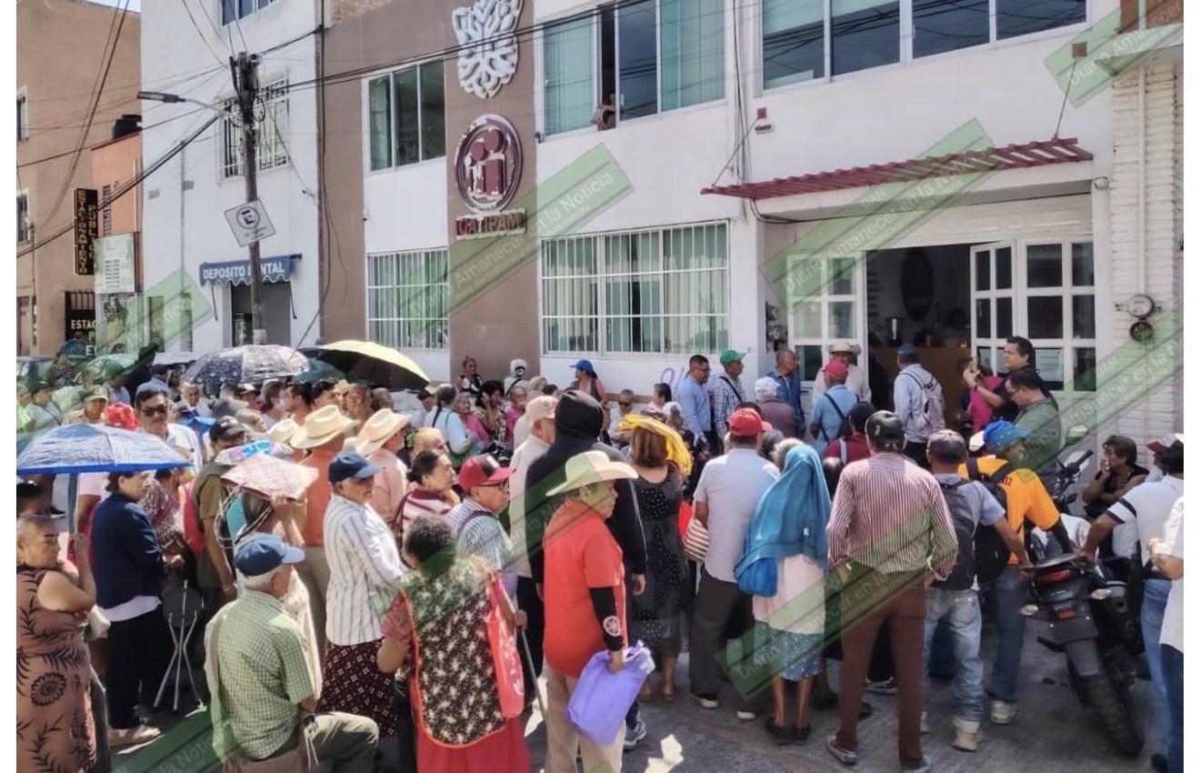 Adultos mayores tomaron oficinas del IGATIPAM en Chilpancingo para exigir pago de pensión