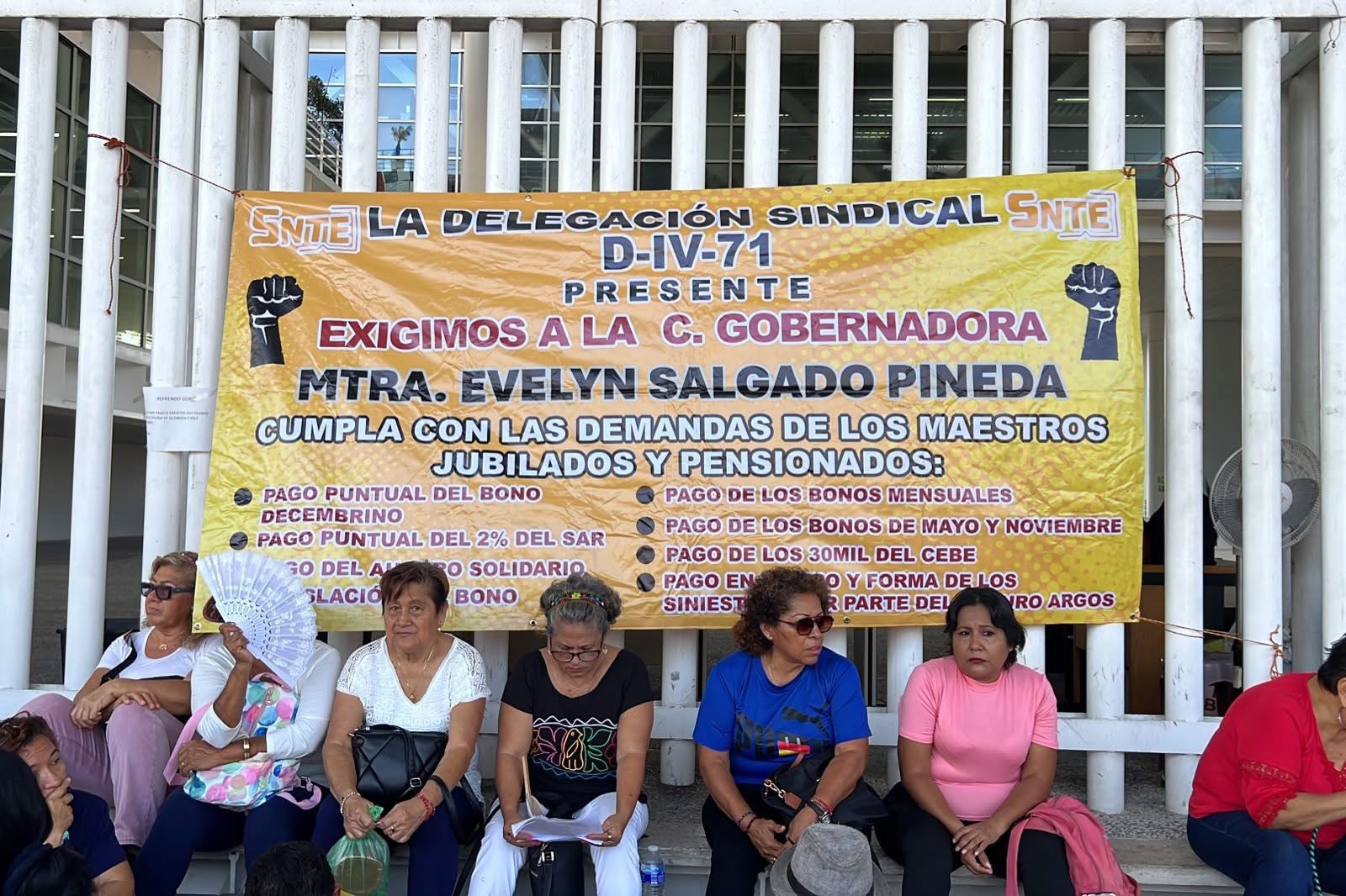 Pensionados y jubilados cierran las oficinas de Administración y Finanzas en Acapulco&nbsp;