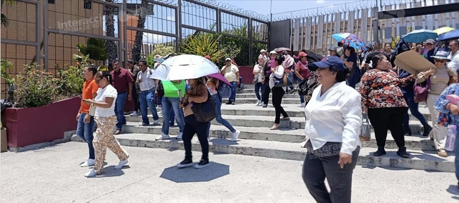Maestros de secundaria de Copalillo protestan en Palacio de Gobierno 