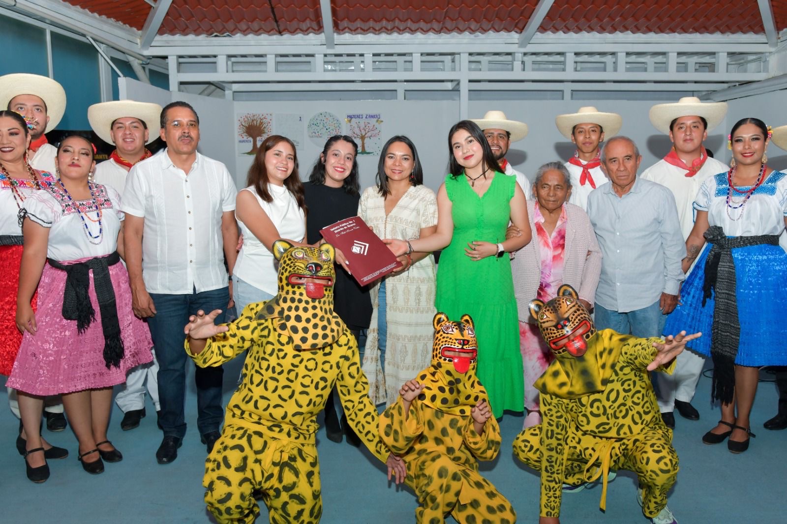 Senadora Beatriz Mojica entrega acta constitutiva a colectivo cultural “Las Robes”