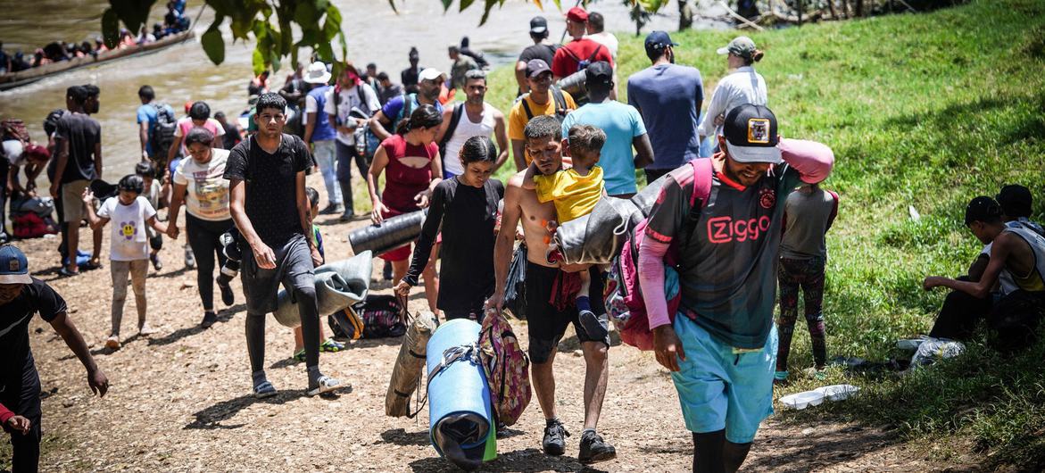Desplazadas, a kilómetros de distancia de sus pueblos, madres de familia de Tula y Xicotlán pasan el 10 de mayo