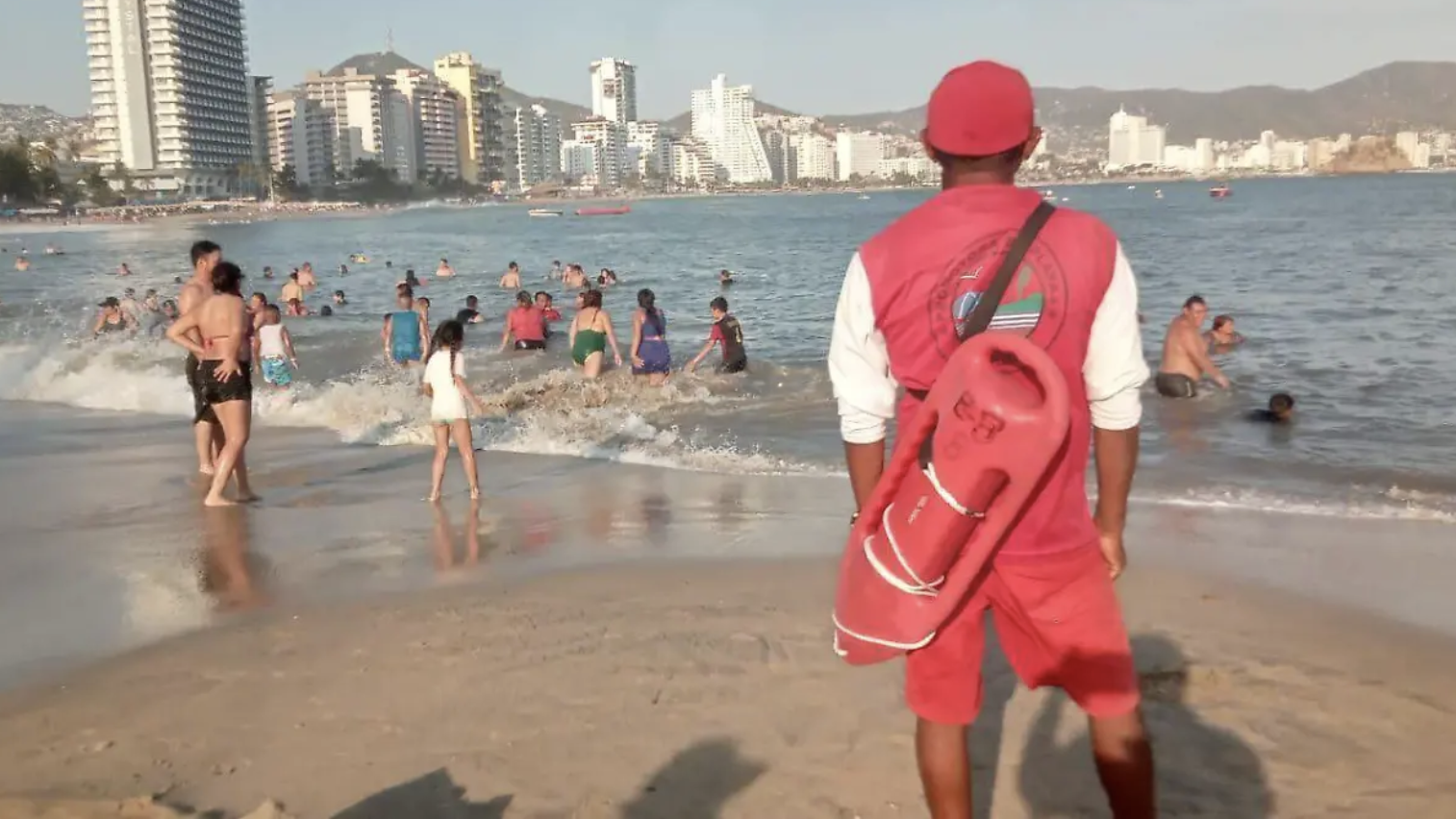 Realizan 16 rescates acuáticos de bañistas en Acapulco