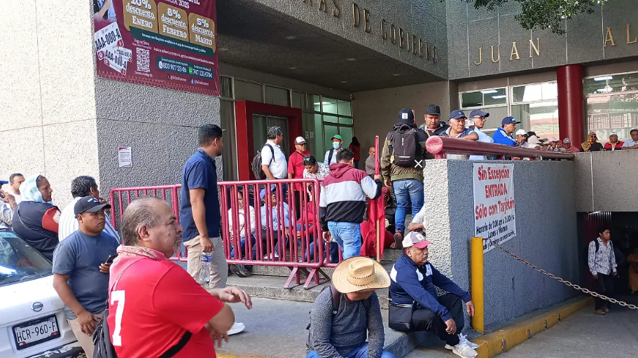 CETEG escala protestas en Guerrero; toma oficinas del INE y paraliza servicios en edificio Juan N. Álvarez