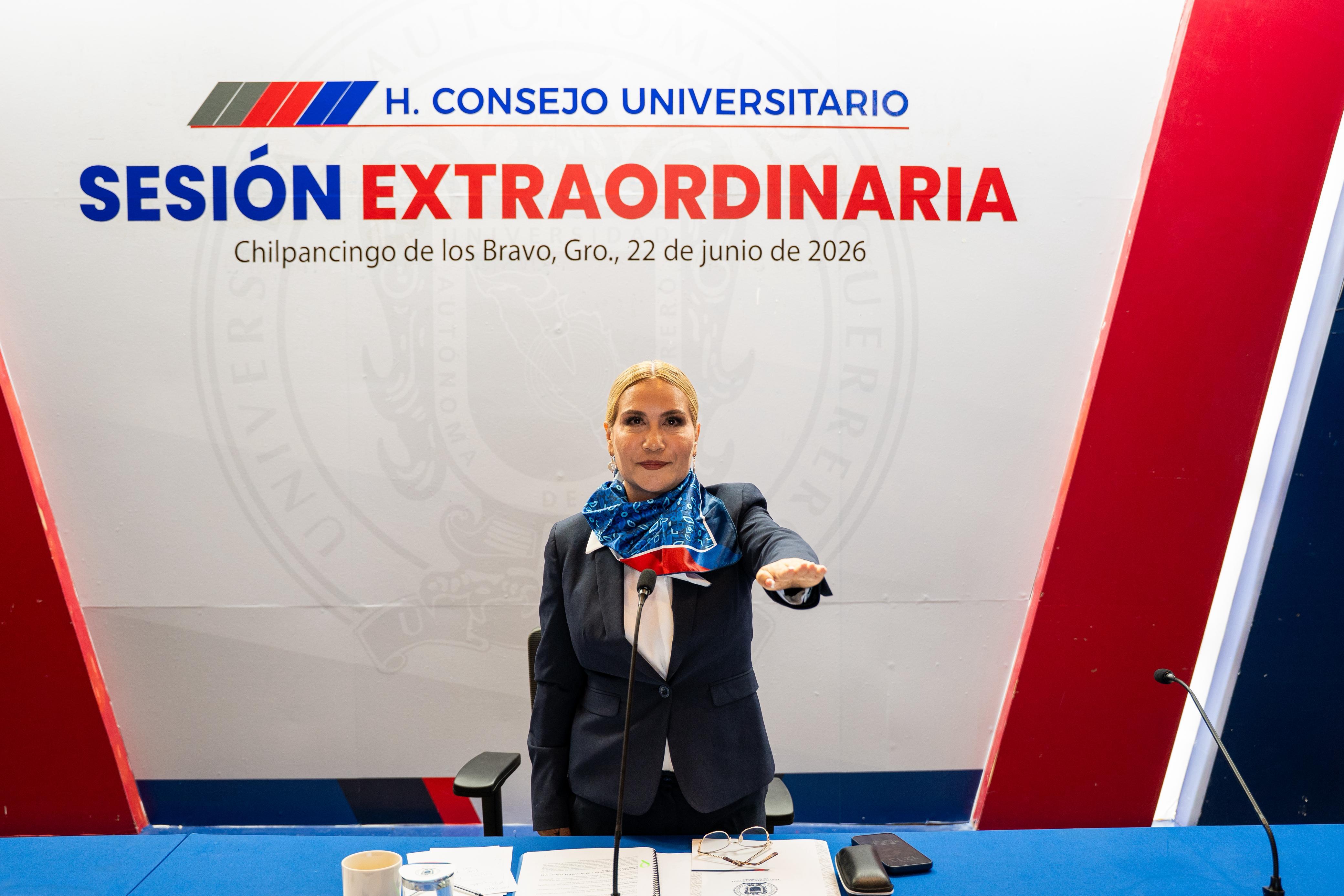 Rinde protesta la primer mujer al frente de rectoría de la UAGro