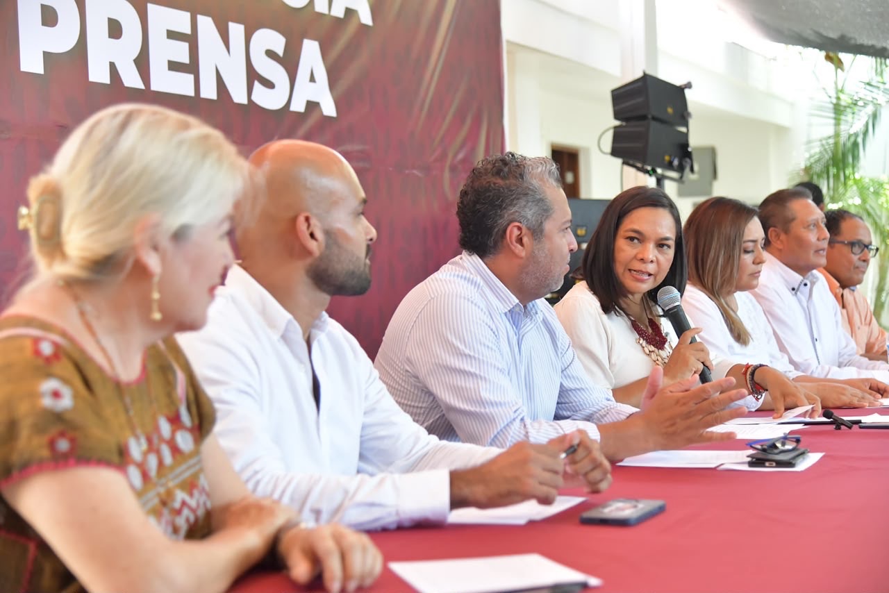 Beatriz Mojica firma una carta de adhesión en defensa a la soberanía nacional .