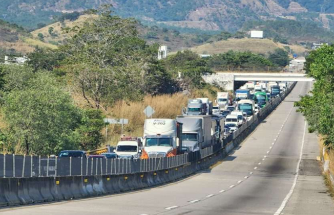 Turistas afectados por bloqueo en la Autopista del Sol se quejan y piden comprensión