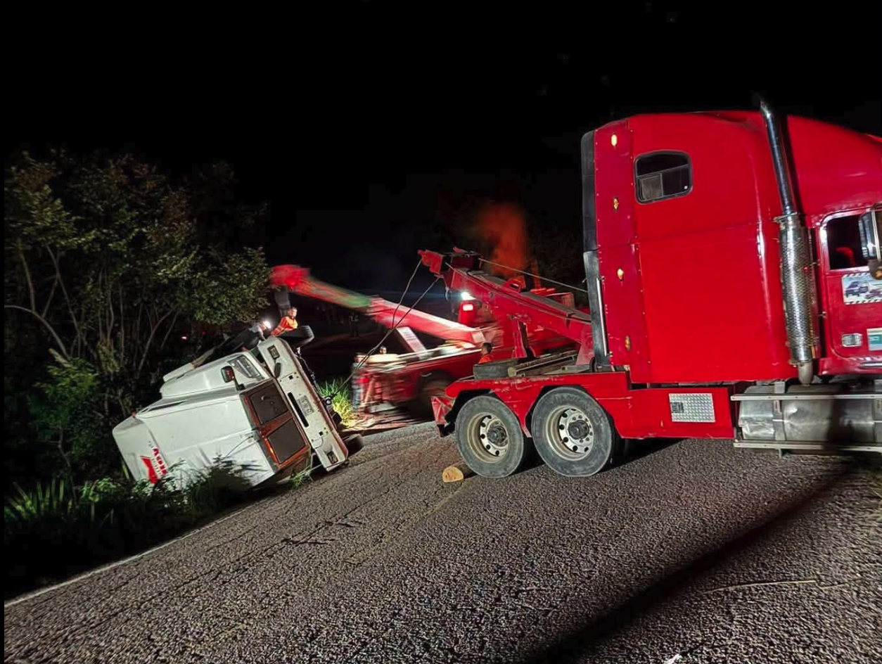 Volcadura de tráiler cargado con fertilizante provoca cierre parcial de la carretera Tlapa–Chilpancingo