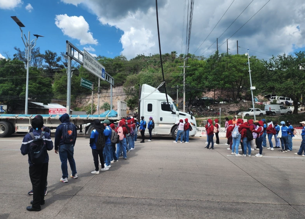 Durante una hora, normalistas bloquearon el Parador del Marqués, también protestaron en la caseta de Palo Blanco