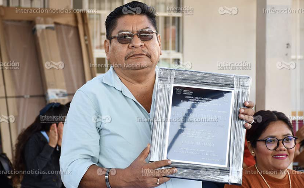 Primaria intercultural de Chilpancingo celebra la graduación de 18 alumnos; cantan himnos oficiales en tres lenguas maternas