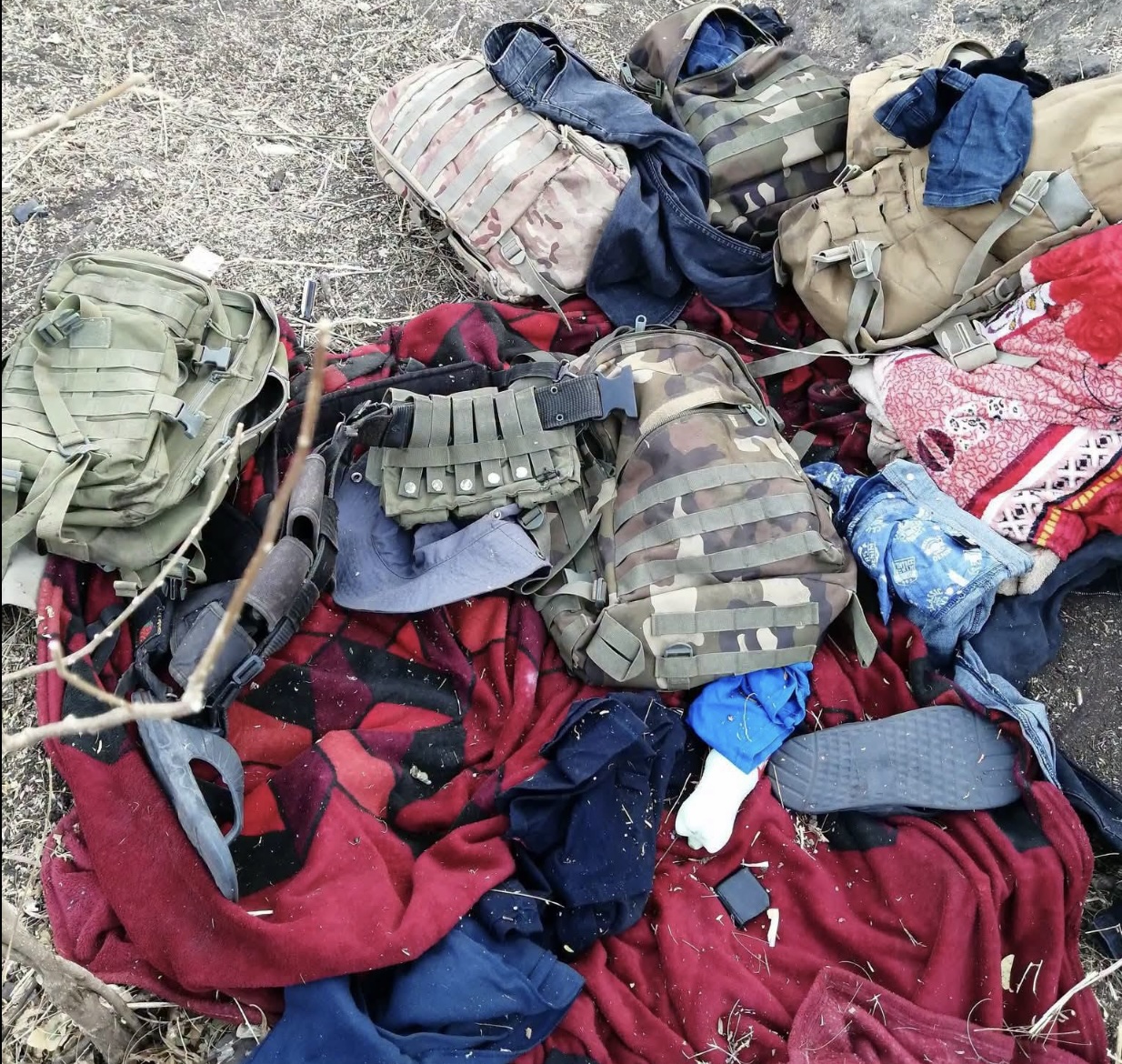 Exhiben ropa, equipo táctico y mochilas abandonados por supuestos sicarios en Guajes de Ayala