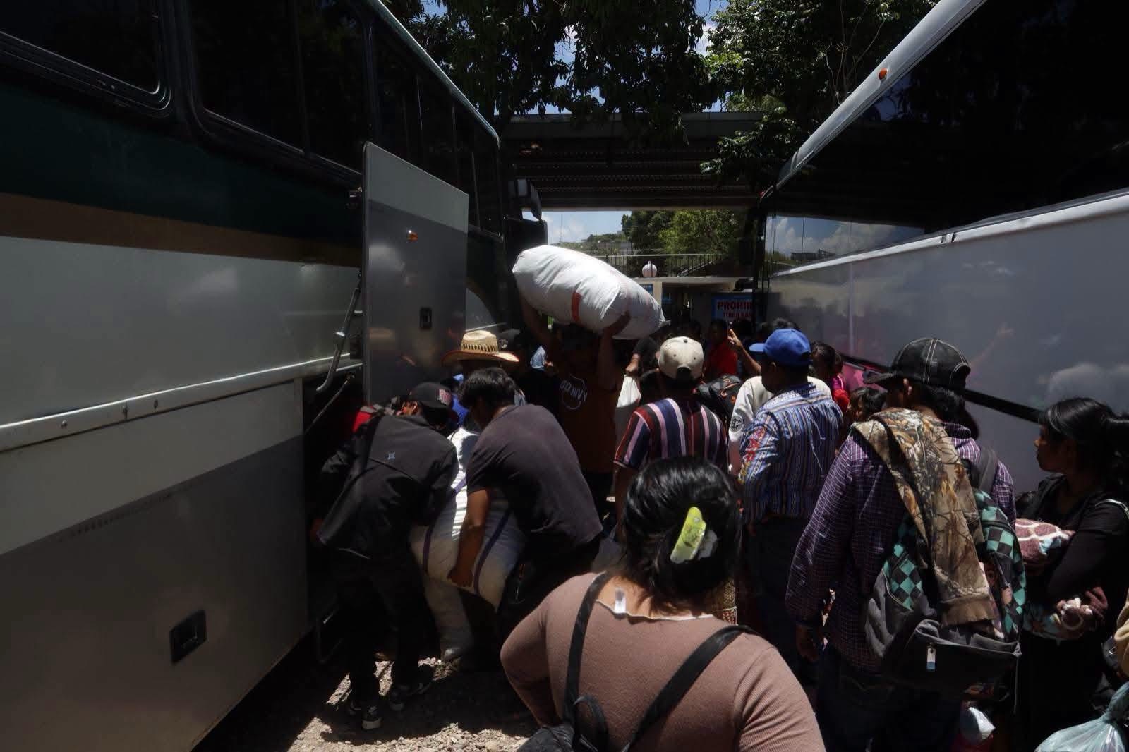 Más de un centenar de jornaleros dejan la Montaña de Guerrero