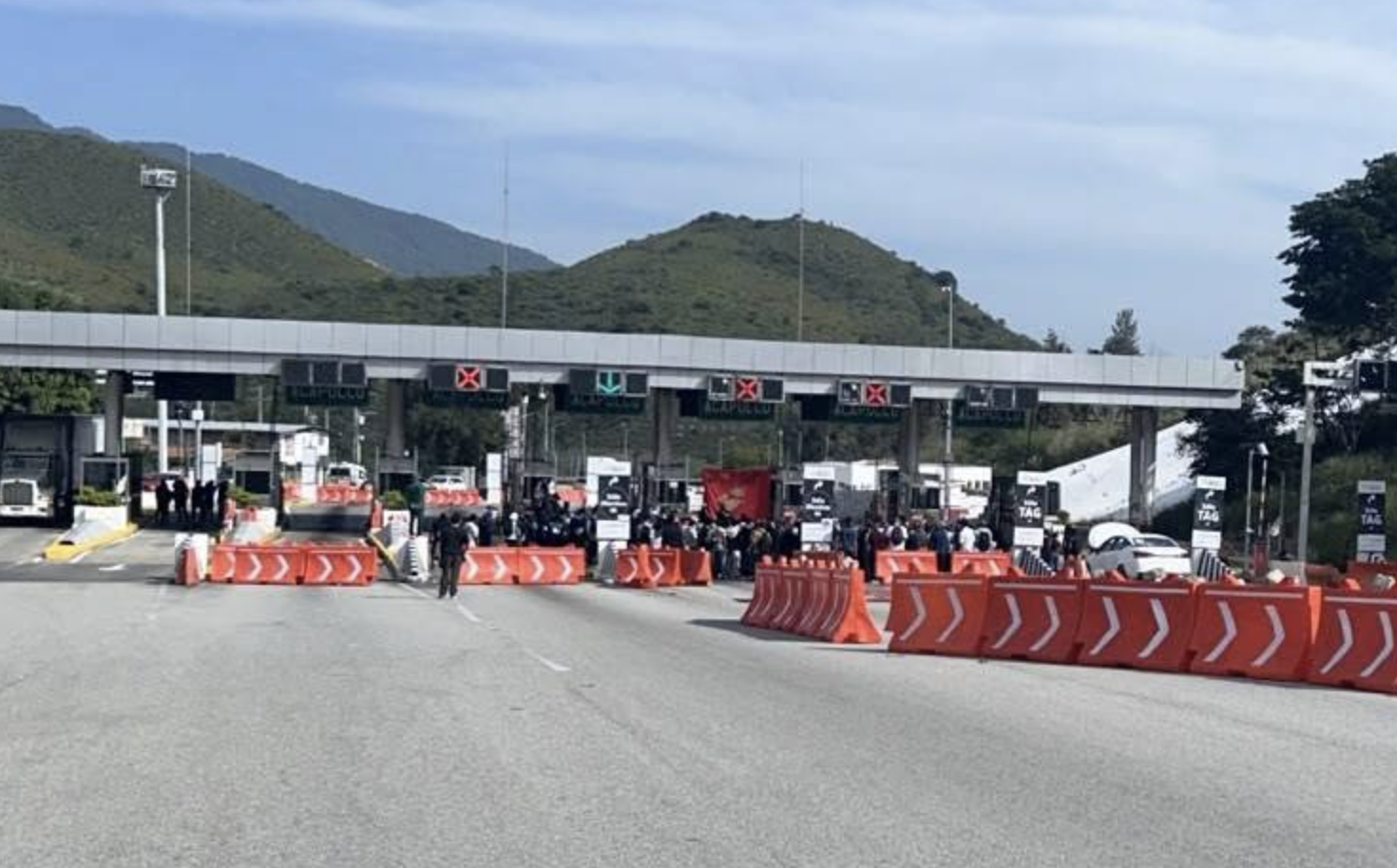 Normalistas de Ayotzinapa realizaron un mitin en la caseta de Palo Blanco, en la Autopista del Sol