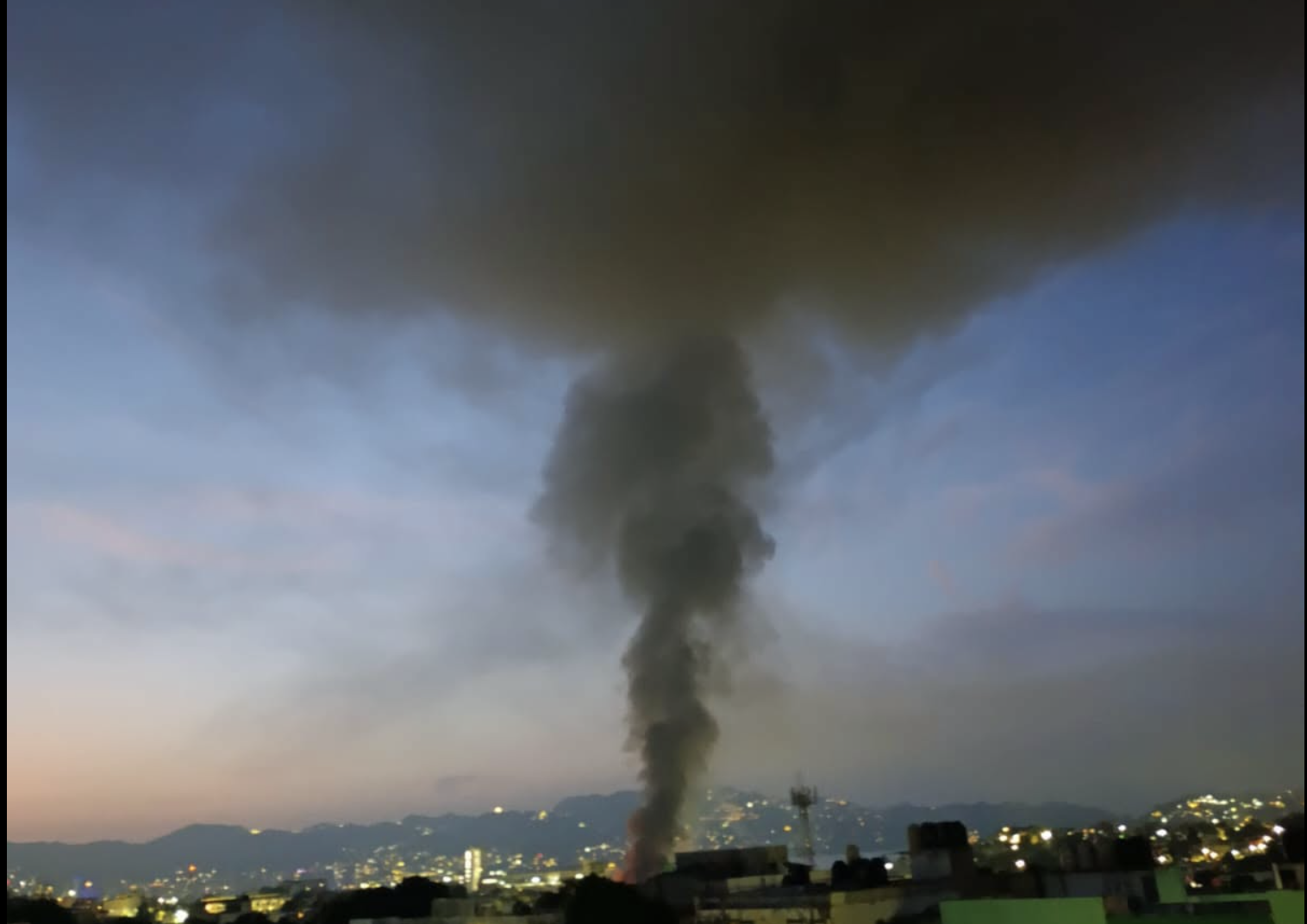 Pirotecnia clandestina, entre las posibles causas del incendio en el Mercado Central de Acapulco