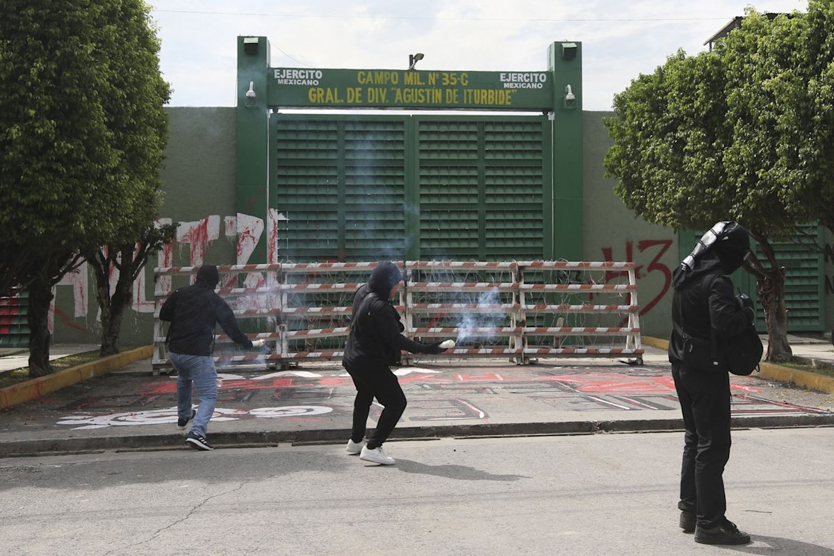 Normalistas rurales lanzaron bombas caseras contra el 27 Batallón de Infantería, en Iguala