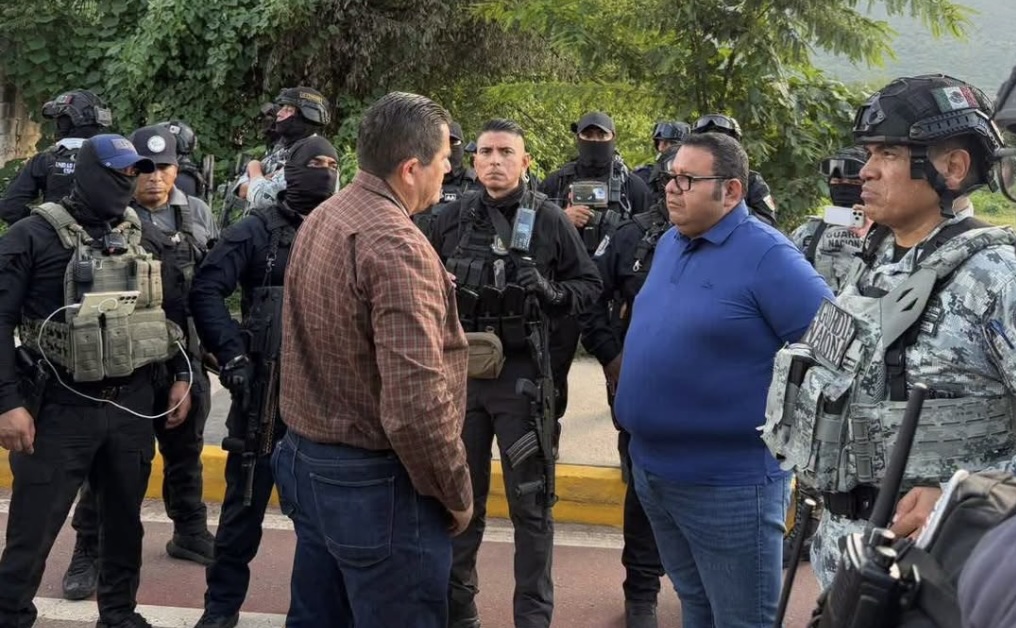 Pobladores confrontan y retienen a personal de la Guardia Nacional con Policía del Estado, en Quechultenango