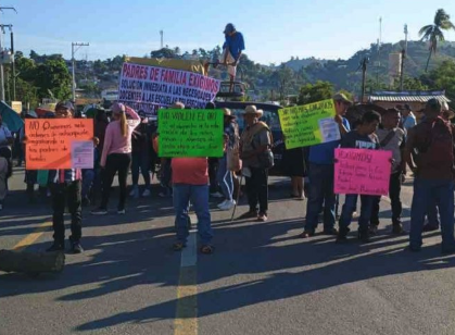 Padres de familia bloquean carretera Acapulco-Pinotepa por cambio de director