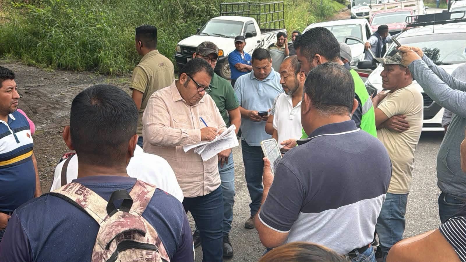 Habitantes de Acahuizotla bloquearon la carretera federal México-Acapulco, exigen el suministro de energía eléctrica