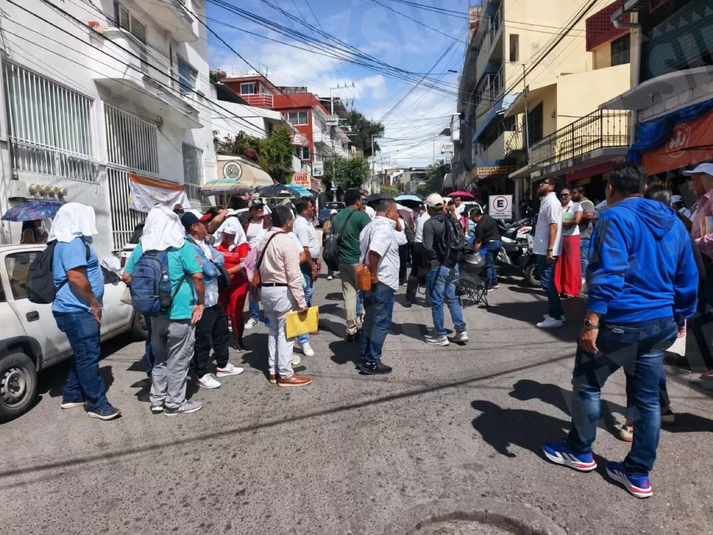 img_5355-1024x768 Bloquea SNTE avenida en Chilpancingo por retraso en regularización de 600 trabajadores