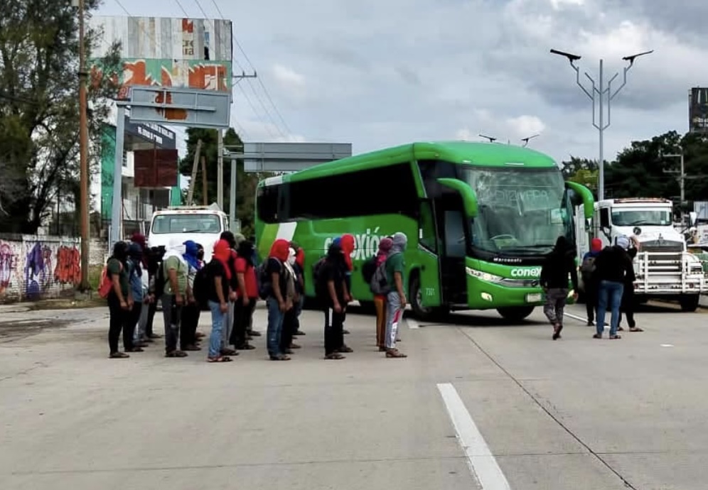 Estudiantes de Ayotzinapa bloquearon el Parador del Marqués